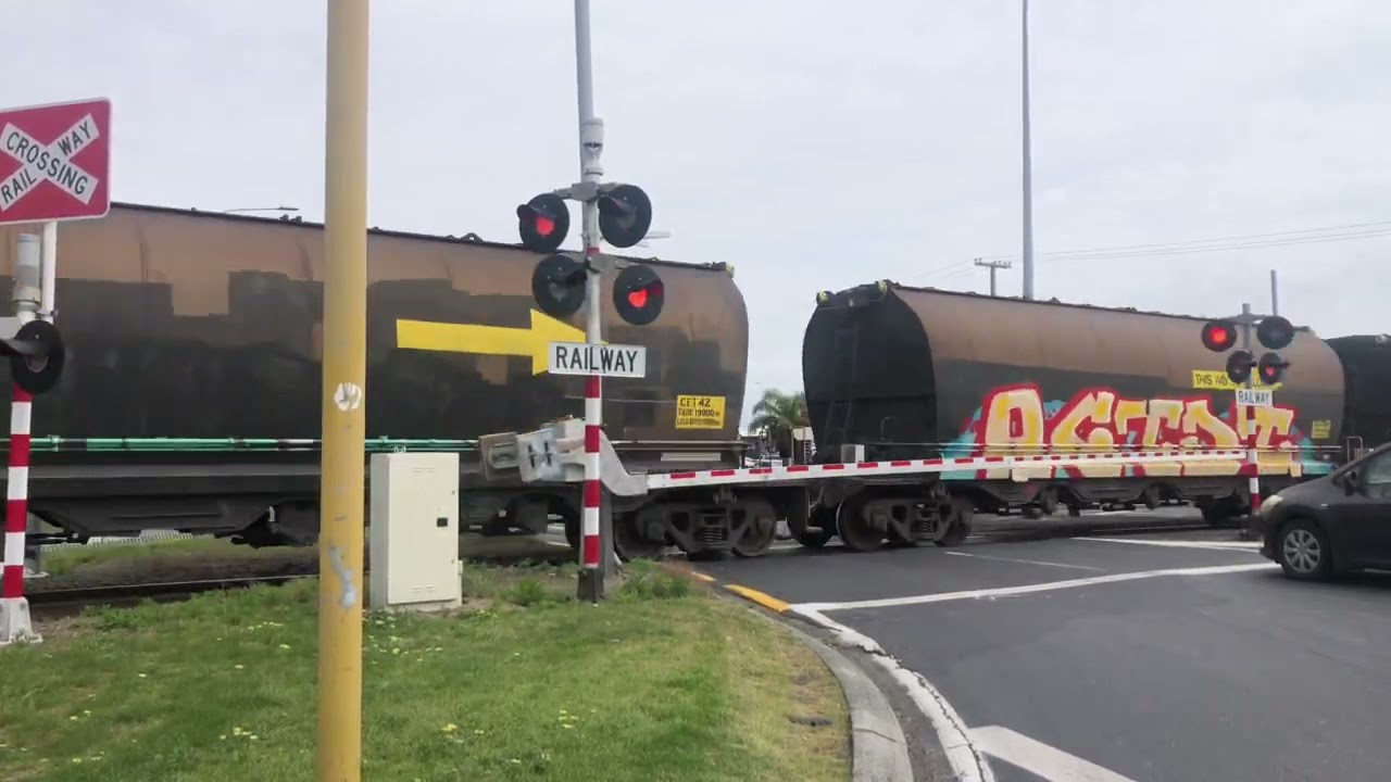 DL 9544 Hewletts Road Level Crossing Mt Maunganui