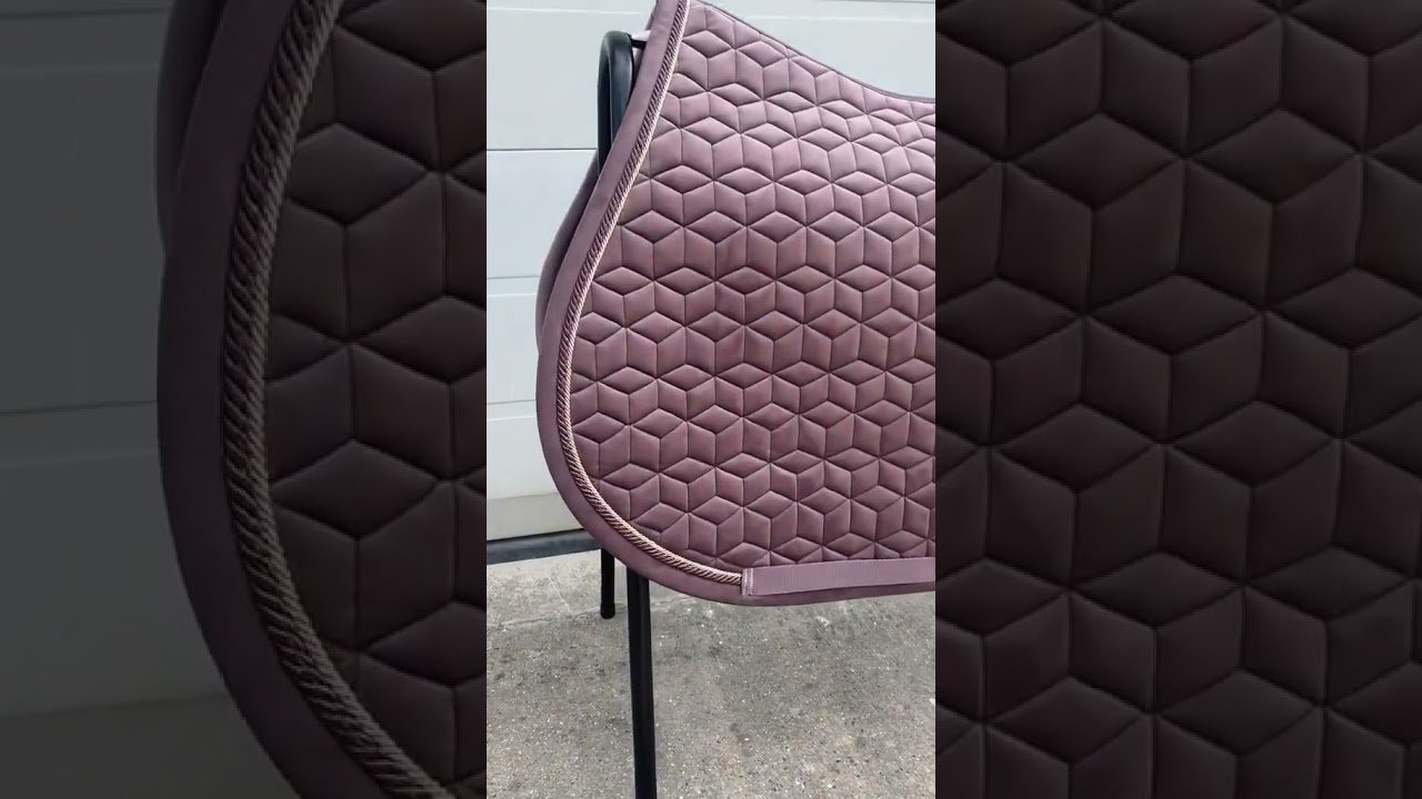 De quelle couleur est ce tapis ?