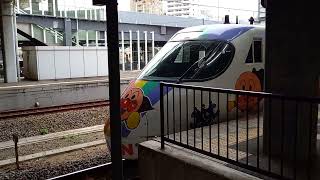 【白いアンパンマン列車】瀬戸大橋線 四国8000系 特急しおかぜ号 岡山駅発車シーン