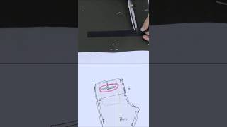 Apply fusible stay tape to the pocket opening, then fold the dart and hem with an iron
Apply fusible stay tape to the pocket opening, then fold the dart and hem with an iron Apply fusible stay tape to the pocket opening, then fold the dart and hem with an iron