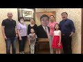 Биржан Хасангалиев с семьей поет песню отца "Атамекен"