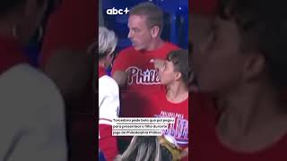 Torcedora pede bola que pai pegou para presentear o filho durante jogo do Philadelphia Phillies screenshot 1