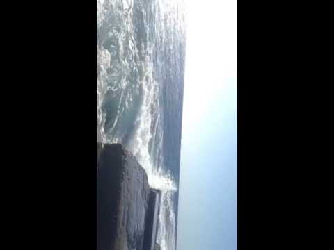 واقف على البحر وجاء الموج