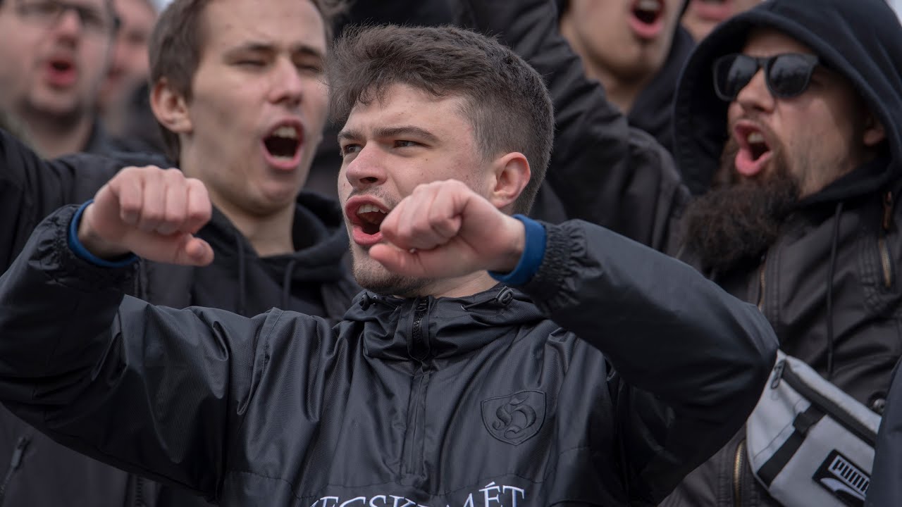 A TIZENKETTEDIK KTE játékos vonulása a KTE-FTC mérkőzésre. (Szurkolók vonulása)