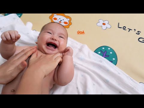 Video Em bé 3 tháng phản ứng khi được mát-xa | A 3 month-old... - youtube