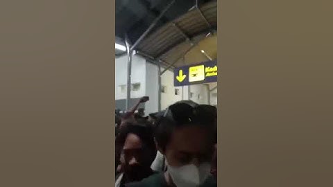 Moment Bonek Mania Menyambut The Jak mania Di Stasiun Pasar Turi