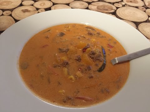 Knusprige Hähnchenschenkel im Backofen backen mit Gemüse. Wie sie sein sollten, außen schön knusprig. 