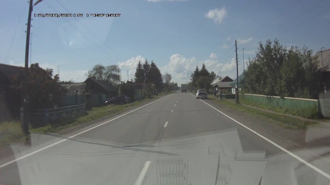 Кошка бросилась под прицеп грузовика - YouTube