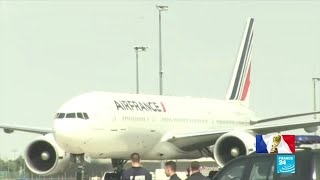 Les Bleus champions du monde : l''avion de l''équipe de France sur le tarmac de Roissy