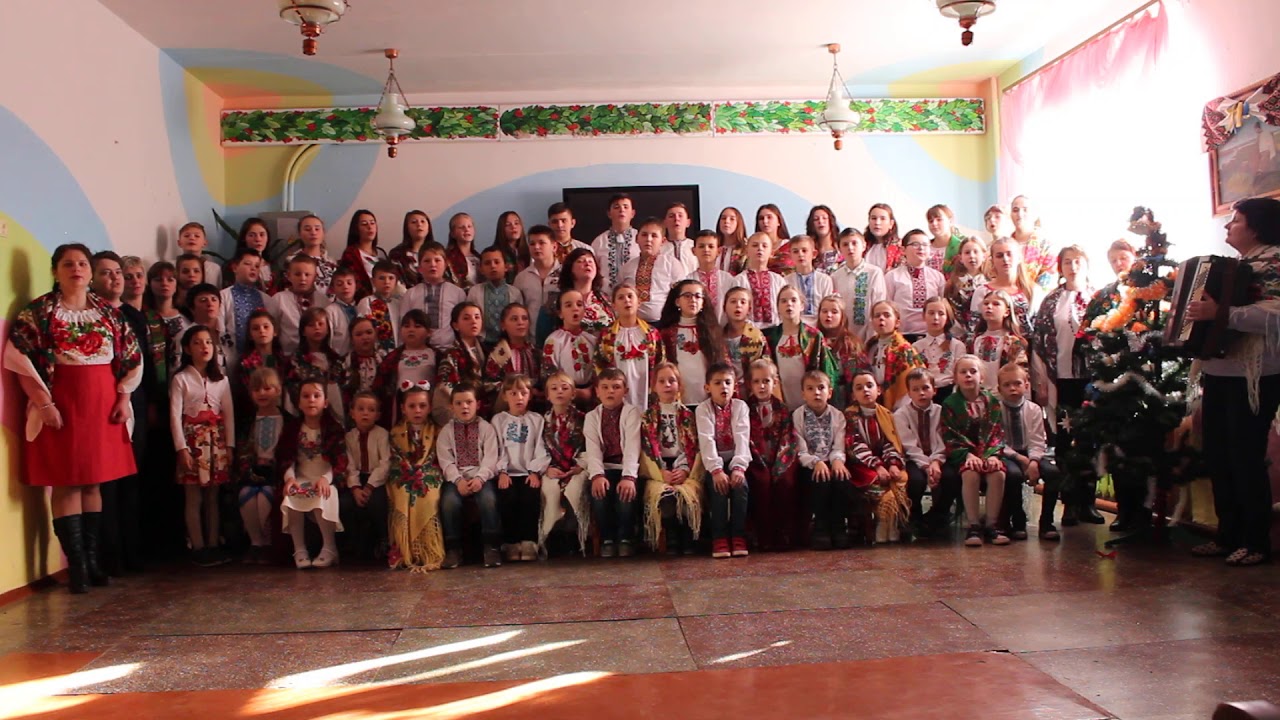 Хор колядує