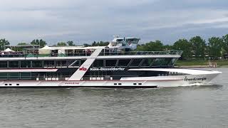 Christi Himmelfahrt Vatertag Auf Dem Rhein Die Rheinenergie Der Kd Am Bonner Brasertufer