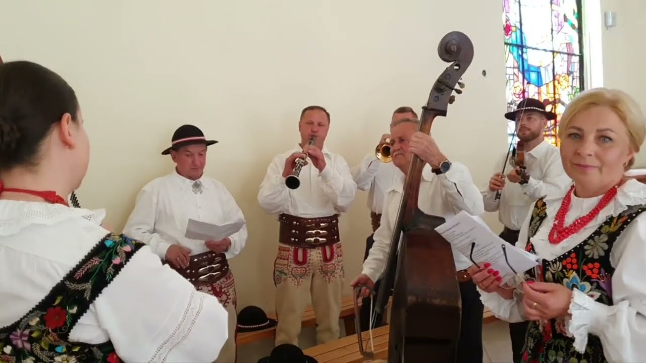 Zespół Jurkowianie przed rozpoczęciem Mszy św.