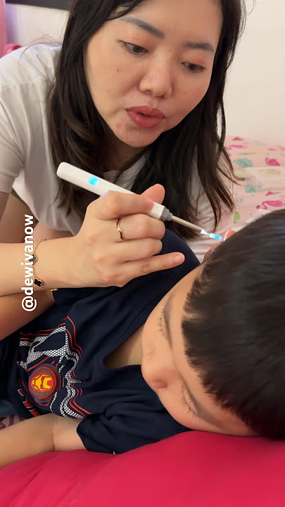 Ada isi nastar di dalam kuping adek #dewivanow #earpick #korekkupingkamera #earpicker #kamera