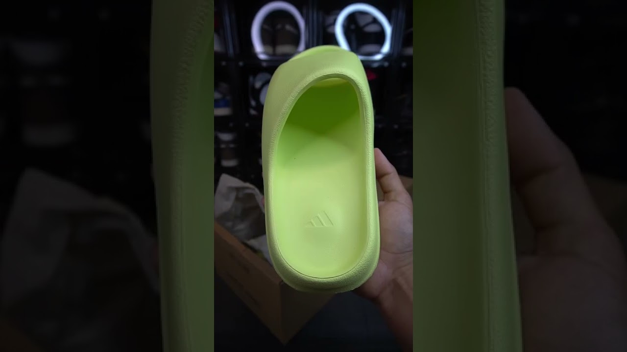 ✨Yeezy Slide Glow Green✨