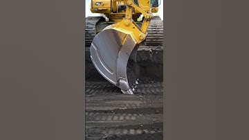 This Excavator Operator is on another level! 勞