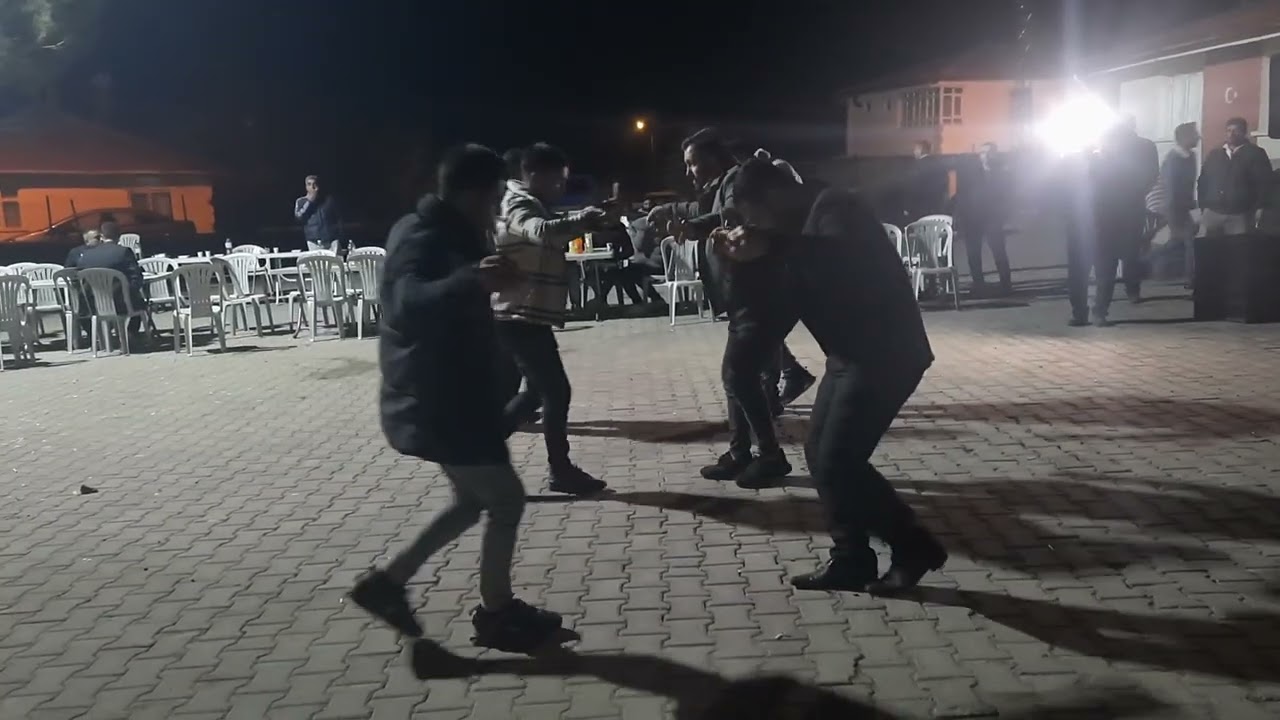 Tekkeli Nuri Akçeşme Çalar-Evcilerin Gençleri Oynar