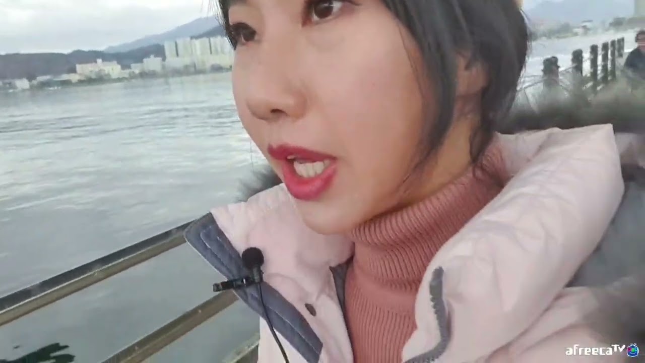 の受付さんだガチャガチャと想像しい女性 / 始発列車/安眠