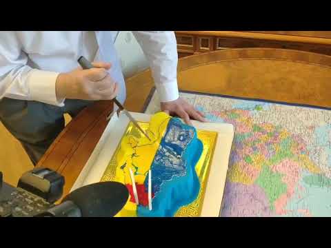 Жириновский режет торт в виде Украины — подарок на др от Скабеевой