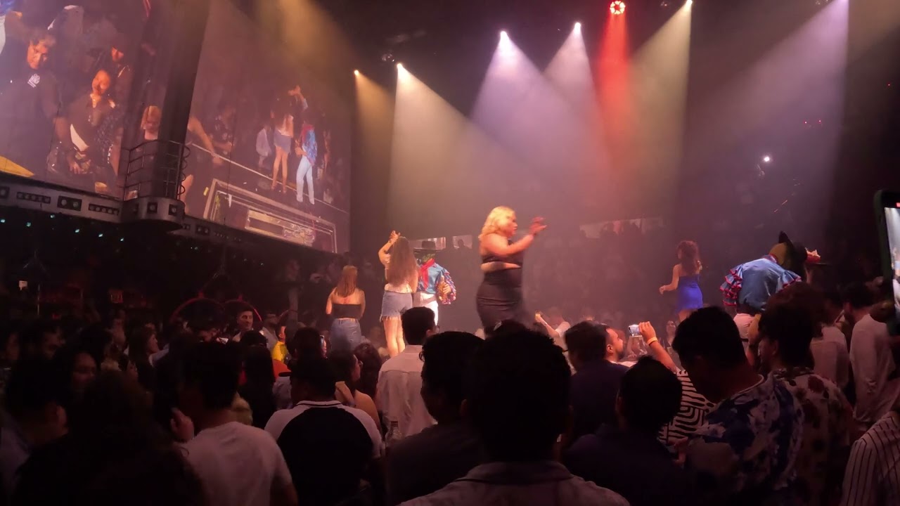 [4K] La Máscara Dando Shots de Tequila In Nightclub Coco Bongo Cancún México