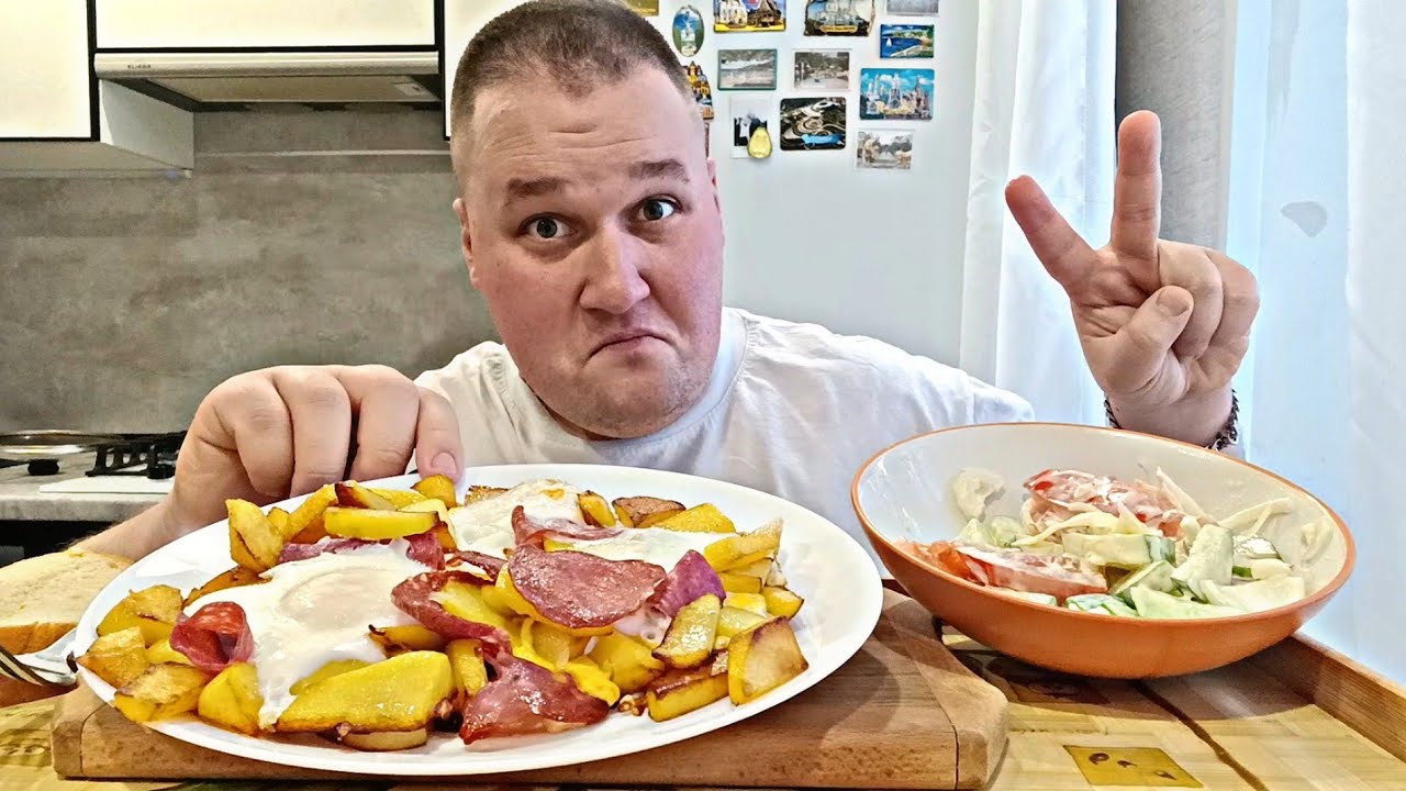 МУКБАНГ ЖАРЕНАЯ КАРТОШКА с яйцами / ОБЖОР жареная картошка и салат из овощей / MUKBANG ASMR