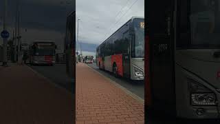Příjezd třech autobusů Iveco Crossway na lince XR24 do zastávky Nádraží Veleslavín #shorts #arriva