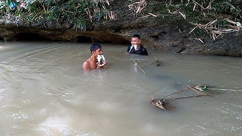 Pemburu Ikan Dengan Tangan Kosong ini Luar Biasa Hebat Aksinya, Menjaga Ilmu Nenek Moyang