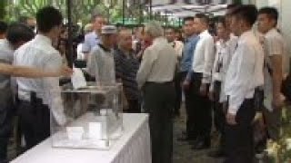 President pays respects to founding father