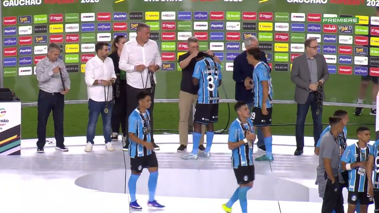 Grêmio levanta a taça do campeonato gaúcho 2026