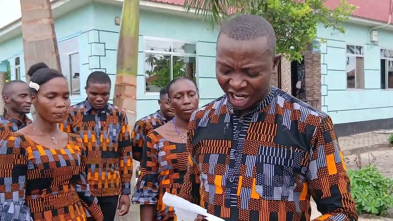 Wimbo First Noel ikiimbwa na st Michael singer's chakenge parish Dar essalaam live PARFOMNCE 