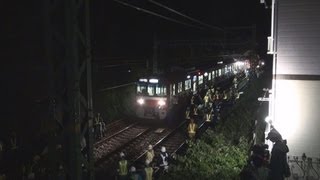 京急で脱線、１０人重軽傷 崩れた土砂に突っ込む