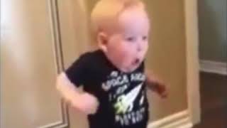 Мальчик Испугался Чих Матери