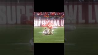 Crazy horizontal throw from Patrick Mahomes chiefs buddytheelf patrickmahomes mahomes