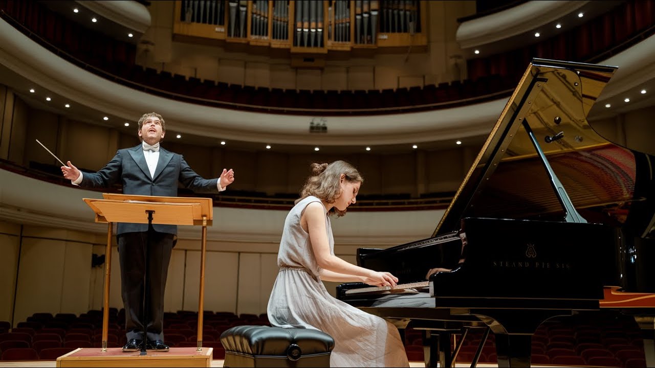 A Modest Woman Ignored at the Piano Recital, Until Her First Melody Left the Maestro Stunned