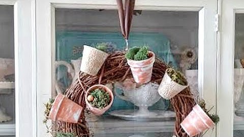 How to Hang a Wreath on the Front of a Cabinet Without a Wreath Hanger