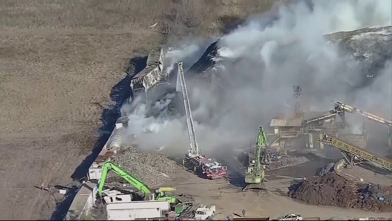 Recycling plant fire prompts school closures in Texas - YouTube