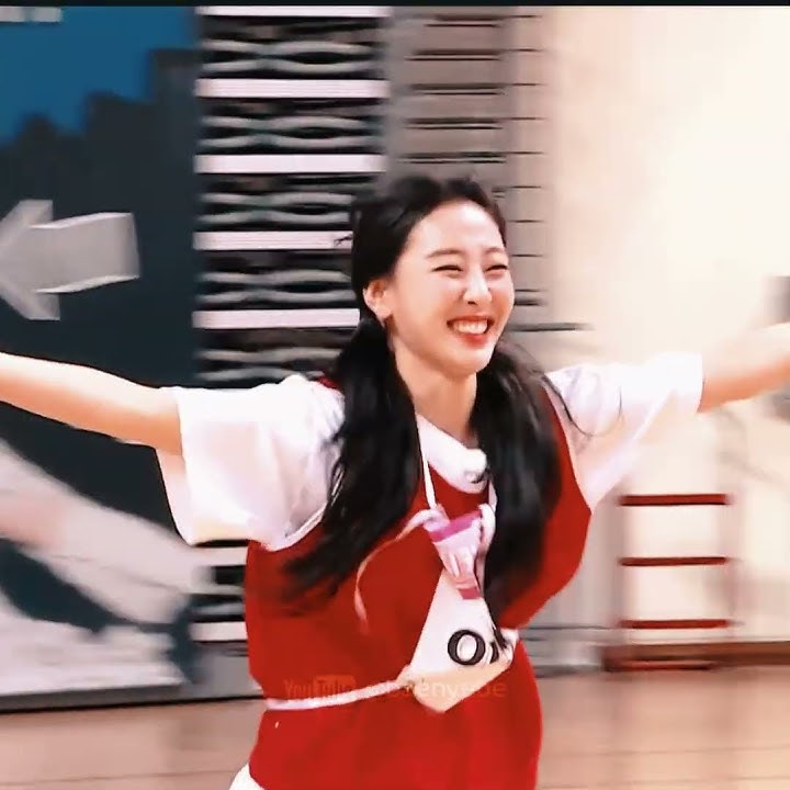 loona chuu and yves casually hugging in front of everyone