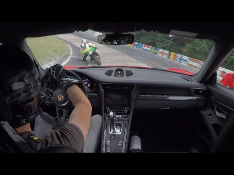 Video: Porsche GT3 RS lwn Yamaha YZF-R1, pertarungan MotoJournal… di atas ais