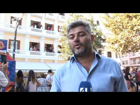 Toni Riera vuelve a la fachada del hotel Montesol 40 años después
