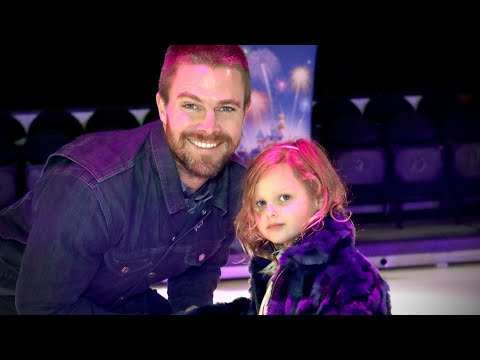 Video: Stephen Amell Net Worth: Wiki, naimisissa, perhe, häät, palkka, sisarukset