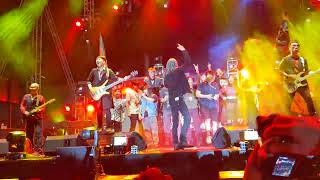 Video thumbnail of "UnlimiteD - Nối vòng tay lớn (Live at RockFest)"