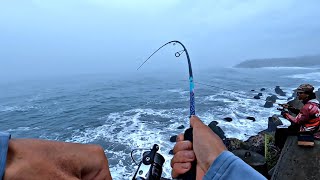 kalau begini bikin betah mancing!!.casting di pantai saat cuaca extrime,malah ikannya banyak banget