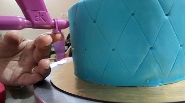 Using drageekiss tool to apply dragees on cake