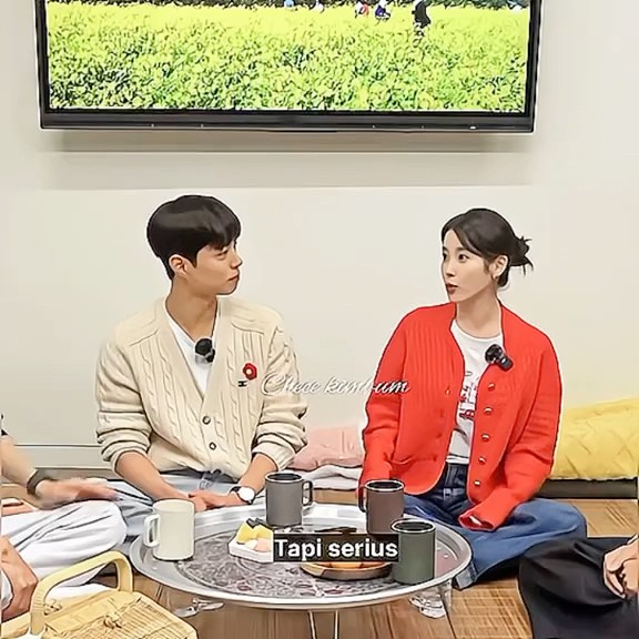Bo gum sepertinya lupa kalau iu sudah ada pawangnya.. sabar yah oppa lee jong suk 😂 #parkbogum #iu