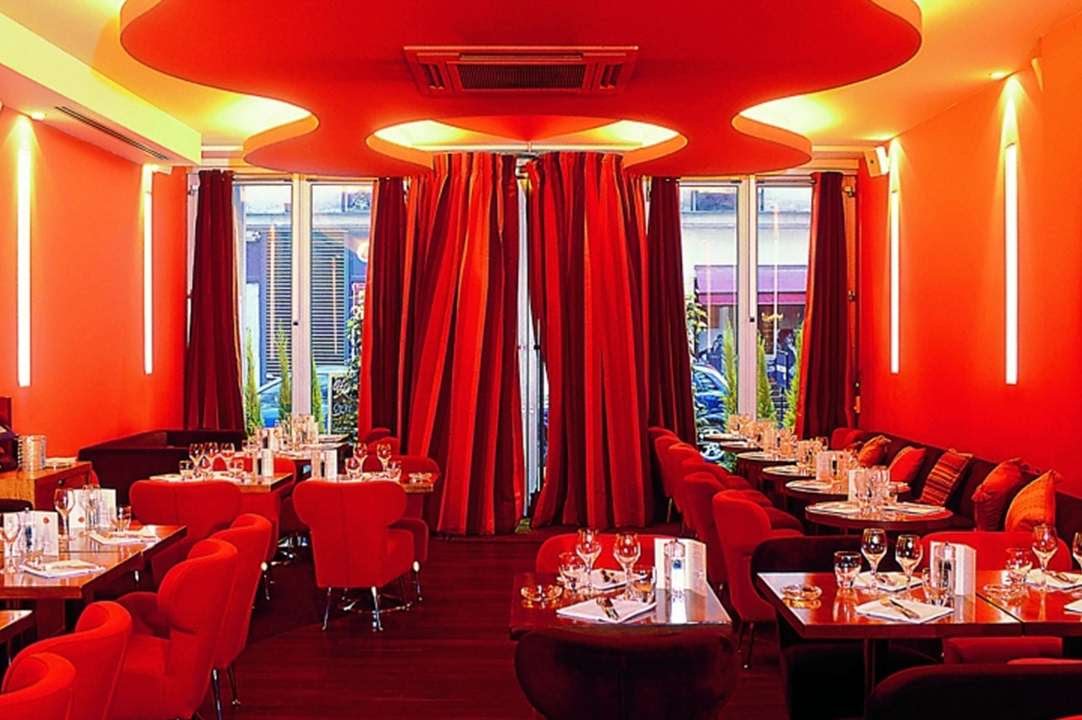Красная одесская. Ресторан в красных тонах. Кафе в красных тонах. Ресторан в Красном цвете. Ресторан с красным интерьером.