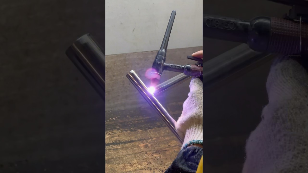 Stainless steel table.Supports OEM and ODM. 