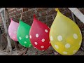 meletuskan balon air polkadot dan menemukan hadiah bola warna warni