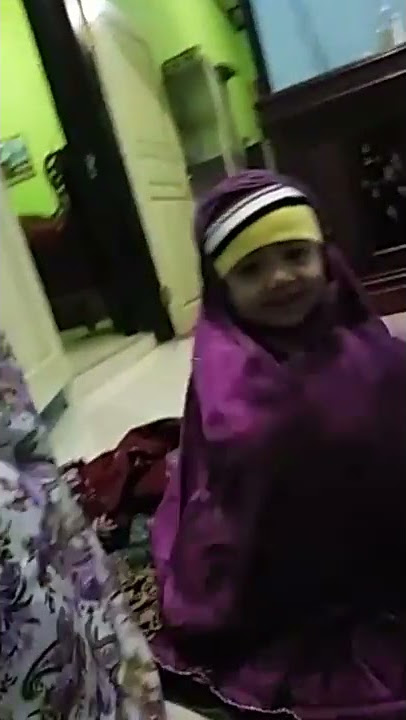 Anak laki solat pake mukena