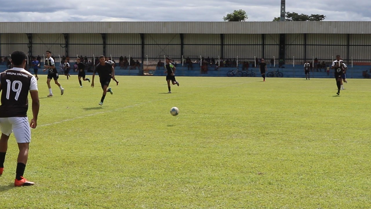 Jovens jogadores de futebol participam de seletiva em Brasília de Minas 