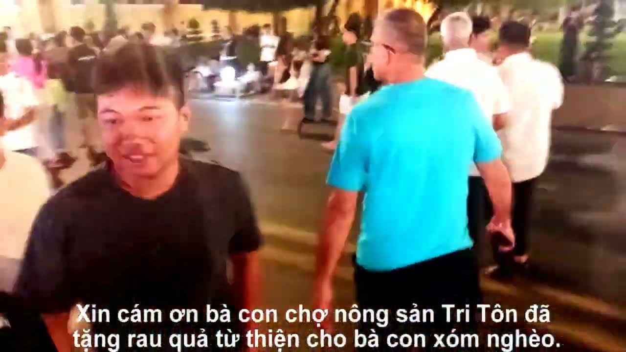 10 Cambodia : In the walking street along the Bassac river on a sunday night, Royal Palace, 07/12/25