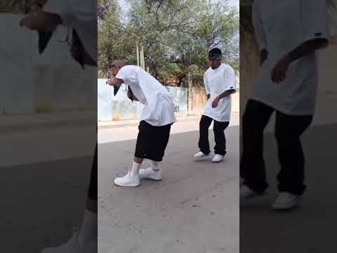 Dos cholos bailando